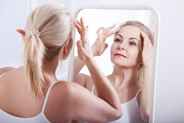 A muller notou cambios relacionados coa idade na pel da cara