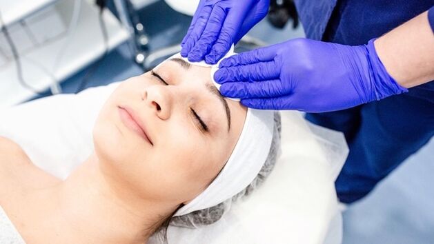 Procedemento de mesoterapia para rexuvenecer a pel da cara mediante un cóctel de vitaminas