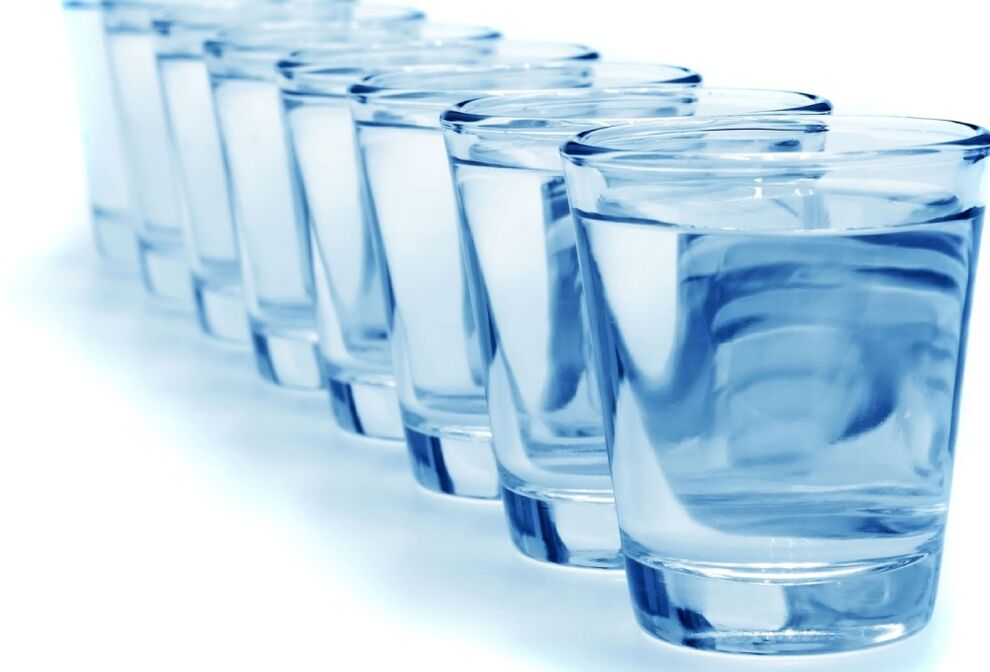 Beba auga suficiente para rexuvenecer a pel